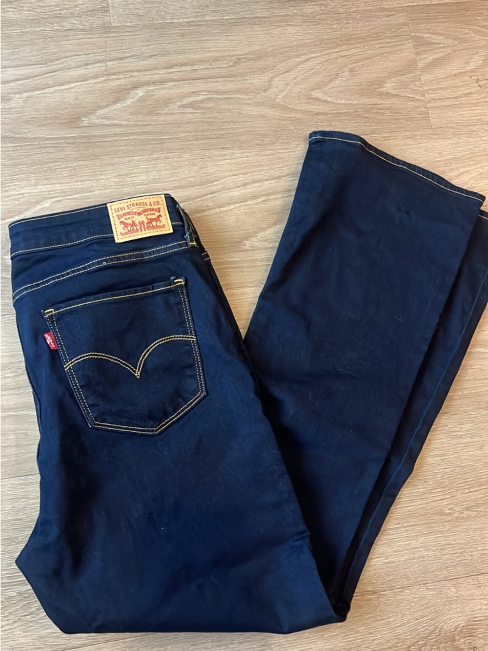 Levi's 725 High Rise Bootcut jeans in size 32.
